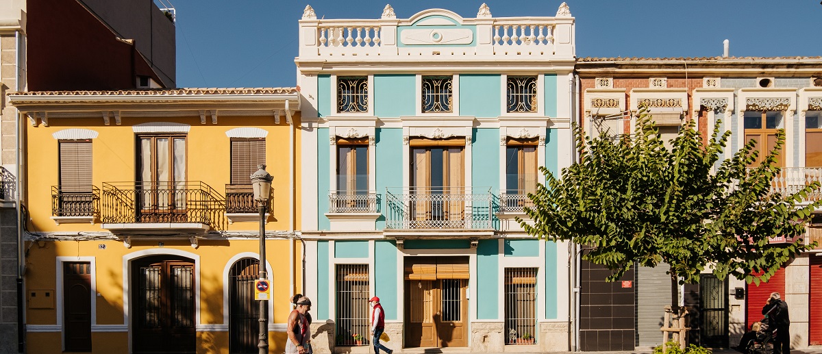 Fotografía de una de las calles de El Cabañal, con casas bajas de colores